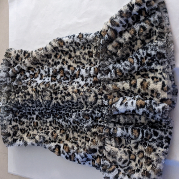 🐯6, Little Lass, cheetah fuzzy vest - Picture 5 of 5